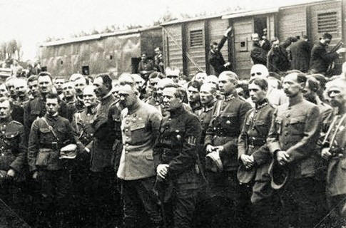 Юзеф Пілсудський и Симон Петлюра в оточені польських та українських офіцерів